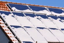 karla kaplı güneş panelleri ile elektrik üretimi