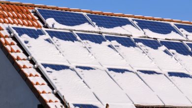 karla kaplı güneş panelleri ile elektrik üretimi