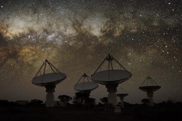 Kozmik radyo dalgası patlamasının kaynağını tespit eden ASKAP Teleskobu ve çanakları