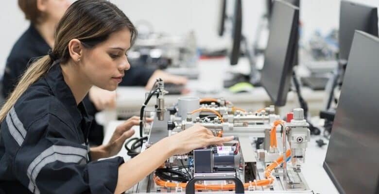 Geleceği İnşa Etmek: Farklı Mühendislik Alanları Teknolojiyi Nasıl Yönlendiriyor 1 Mühendistan Geleceği İnşa Etmek: Farklı Mühendislik Alanları Teknolojiyi Nasıl Yönlendiriyor